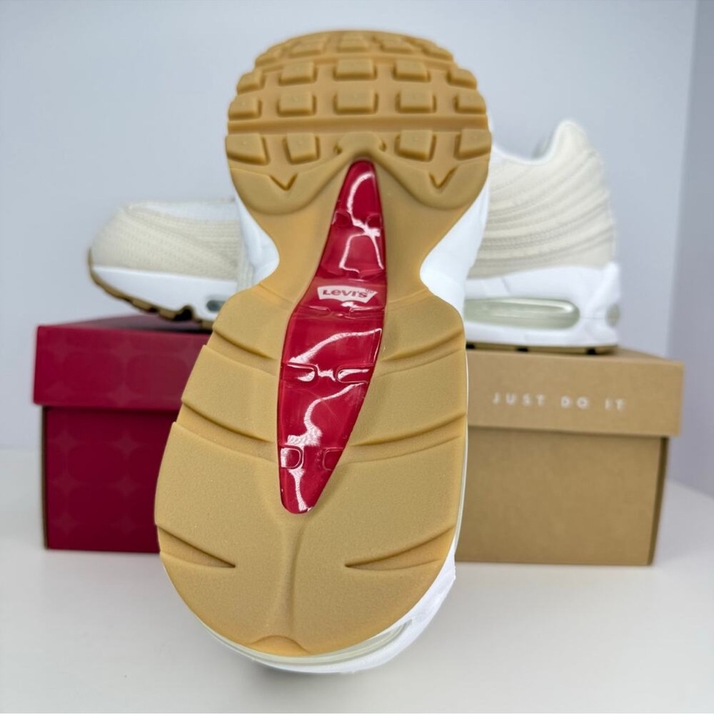 AIR MAX 95 OG “LEVI'S LIGHT OREWOOD BROWN" NWT size 12m-13.5w - Picture 7 of 9